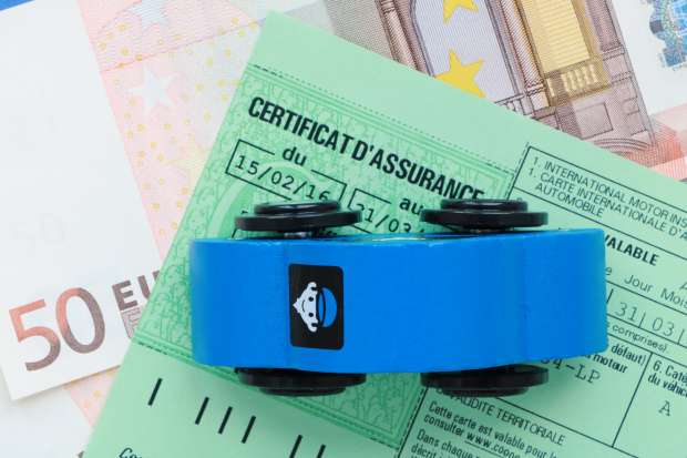 découvrez tout sur la flambée des tarifs d'assurance auto en 2024. analyse des raisons derrière cette augmentation et des conseils pour choisir la meilleure couverture à un prix raisonnable.