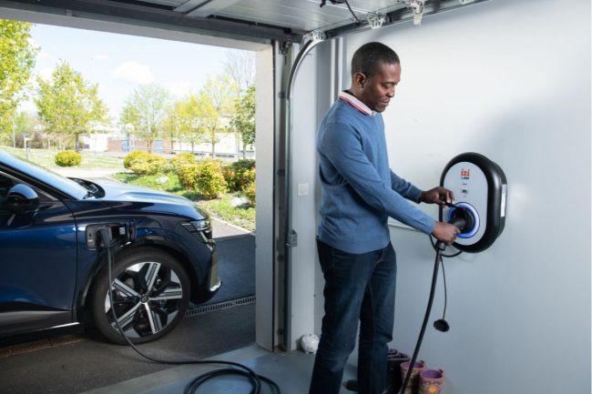 découvrez tout ce qu'il faut savoir sur le coût de l'assurance pour une voiture électrique : tarifs, facteurs influents, astuces pour économiser et comparaison avec l'assurance des véhicules thermiques.