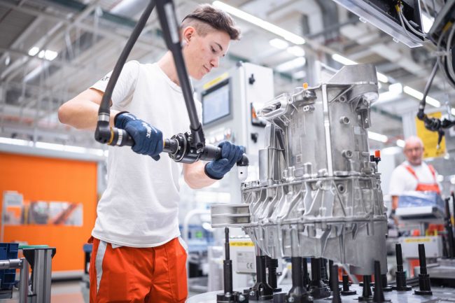découvrez tout sur la réparabilité des voitures électriques : conseils, enjeux, coût des réparations et astuces pour prolonger la durée de vie de votre véhicule électrique.