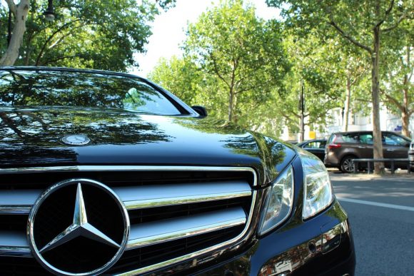 découvrez les erreurs courantes qui font augmenter la prime de votre assurance auto et apprenez comment les éviter pour économiser sur vos frais.