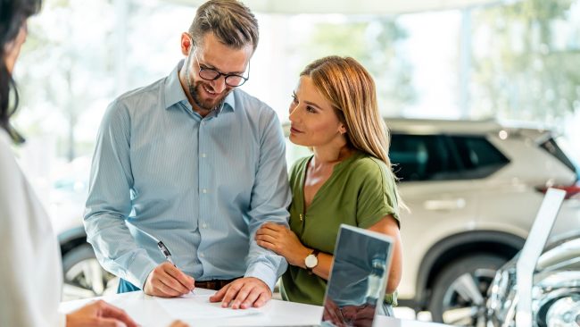 découvrez comment l'assurance auto peut vous protéger contre les risques liés à la cybercriminalité et sécurisez votre véhicule connecté en toute sérénité.