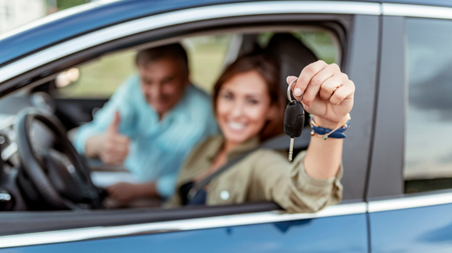 découvrez pourquoi il est essentiel de demander un devis d'assurance auto spécifique pour votre voiture électrique afin de bénéficier d'une couverture adaptée et des meilleurs tarifs.