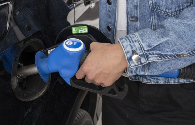 découvrez les risques légaux et les implications pour votre assurance lorsque vous circulez au carburant e85 sans installer de boîtier adapté.