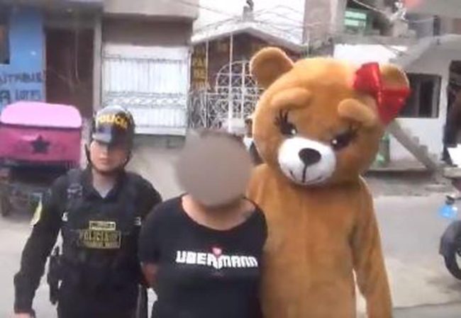 découvrez l'incroyable histoire de trois condamnés déguisés en ours, surpris au volant de voitures de luxe telles qu'une rolls et une mercedes.